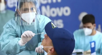 Covid-19 não desapareceu e casos continuam ocorrendo, alerta médico